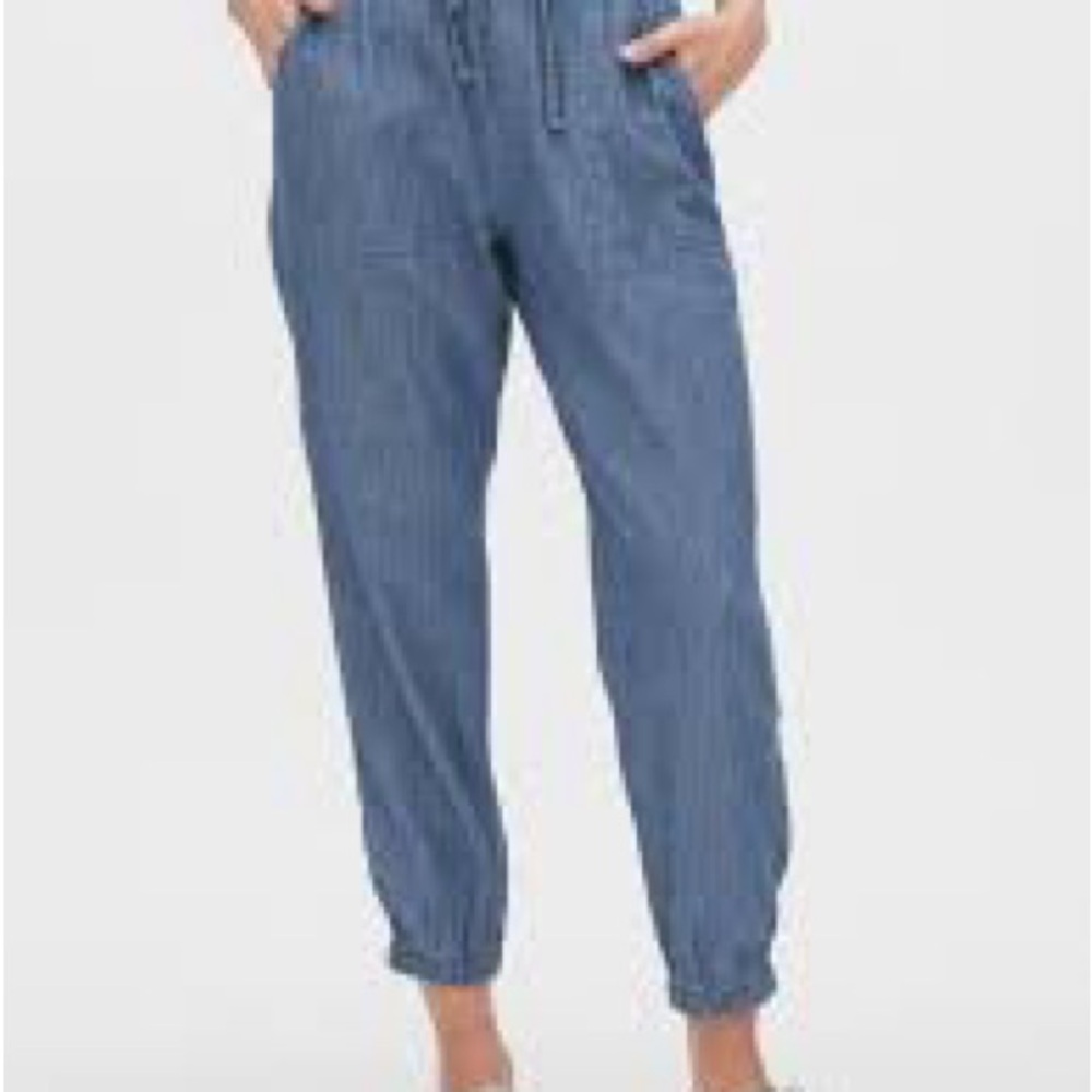 Gap Rib Utility Jogger with drawstring.